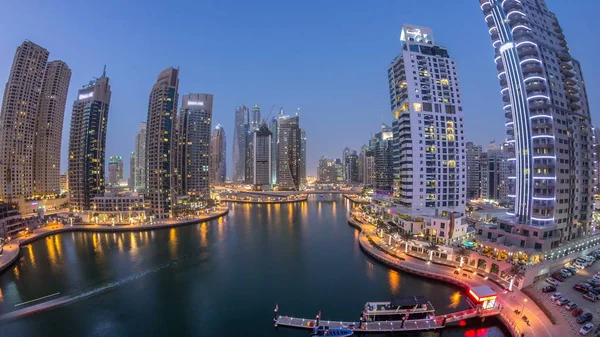 Dubai, Birleşik Arap Emirlikleri güneş battıktan sonra gece geçiş timelapse Dubai Yat Limanı mesire ve kanal kayan yat ve tekne ile günler hava üstten görünüm. Modern kuleleri ve trafik