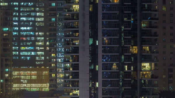 在夜晚 Timelapse 的摩天大楼上闪闪发光的窗户 现代住宅和办公室高层建筑的看法在迪拜码头 人们搬到里面去 空中俯视图 平底锅 — 图库照片