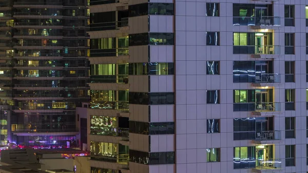 Ventanas Del Edificio Varios Pisos Iluminación Vidrio Acero Interior Personas —  Fotos de Stock