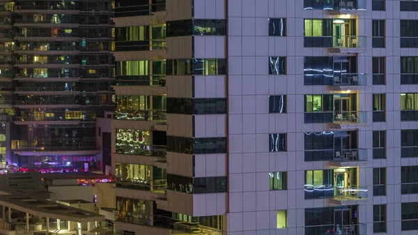 窗户的多层建筑玻璃和钢照明内和移动的人在 Timelapse 迪拜滨海现代住宅摩天大楼鸟瞰图 — 图库照片