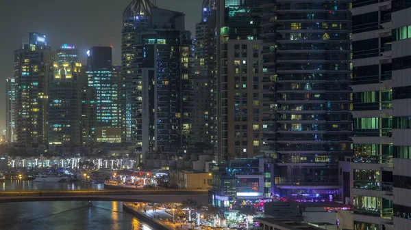 Kanalı Dubai Marina Manzarası Gece Timelapse Güvertede Konut Kuleleri Aydınlatma — Stok fotoğraf