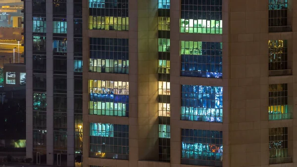 Windows Πολυόροφου Κτιρίου Από Γυαλί Και Χάλυβα Φωτισμού Στο Εσωτερικό — Φωτογραφία Αρχείου
