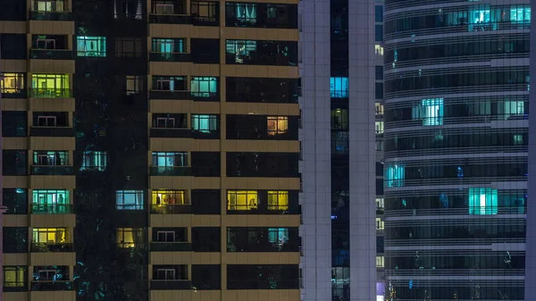 窗户的多层建筑玻璃和钢照明内和移动的人在 Timelapse 迪拜现代住宅和办公楼摩天大楼的鸟瞰图 — 图库照片