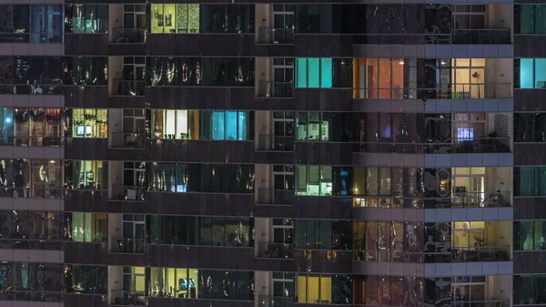 Windows Vícepodlažní Budovy Skla Oceli Osvětlení Uvnitř Pohybující Lidi Rámci — Stock fotografie
