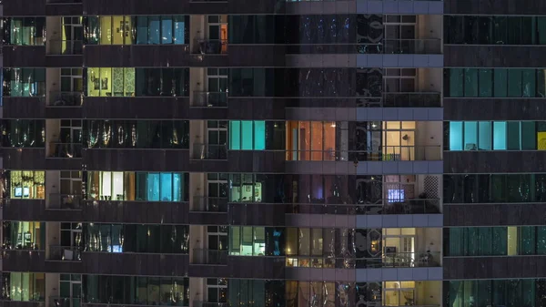 Windows Wielopiętrowego Budynku Szkła Stali Oświetlenie Wnętrza Ruchu Osób Ramach — Zdjęcie stockowe
