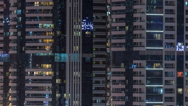 조명과 Timelapse 사람들의 Multi Storey 건물의 두바이 빌딩의 전망입니다 — 스톡 사진