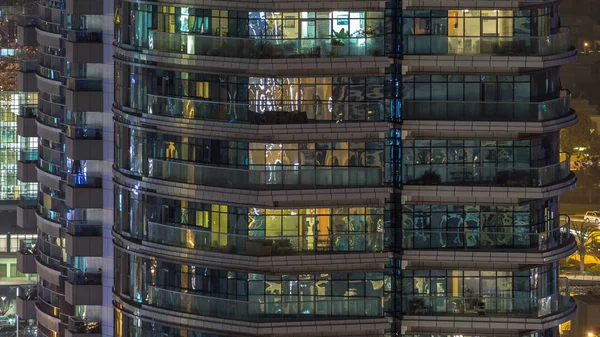 Fenster Des Mehrstöckigen Gebäudes Aus Glas Und Stahl Beleuchtung Inneren — Stockfoto