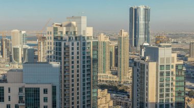 Dubai downtown akşam timelapse, parlak sarı günbatımı ışık ve gölgeler, lüks modern binalar futuristik cityscape Birleşik Arap Emirlikleri. Gökdelen üzerinden hava üstten görünüm