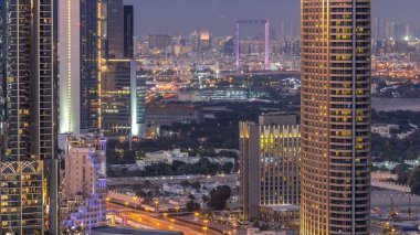 Dubai gece geçiş timelapse, ışıklı lüks modern binalar, Birleşik Arap Emirlikleri fütüristik cityscape downtown gün. Güneş battıktan sonra gökdelen üzerinden hava üstten görünüm