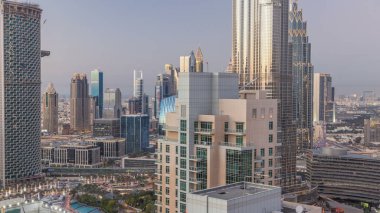 Dubai gece geçiş timelapse, ışıklı lüks modern binalar, Birleşik Arap Emirlikleri fütüristik cityscape downtown gün. Güneş battıktan sonra gökdelen üzerinden hava üstten görünüm