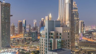 Dubai gece geçiş timelapse, ışıklı lüks modern binalar, Birleşik Arap Emirlikleri fütüristik cityscape downtown gün. Güneş battıktan sonra gökdelen üzerinden hava üstten görünüm