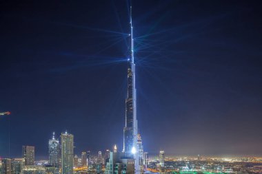 Dubai, Birleşik Arap Emirlikleri - Mart 2018 yaklaşık: Dubai şehir cityscape Burj Khalifa, Lightup ışık gösterisi hava timelapse çatı üzerinden ile. Birleşik Arap Emirlikleri bina tek bir büyük ışık ve ses gösterisi ile Dubai şehir Guinness Dünya kırdı