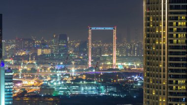 Dubai siluetinin gece timelapse Deira bölge ile. Işıklandırılmış gökdelenler ile akşam downtown, Dubai DXB Hava üstten görünüm
