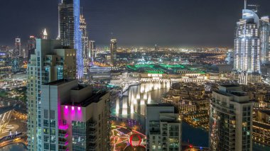 Uluslararası Dubai Kongre ve Sergi Sarayı, Lightup ışık gösterisi hava timelapse çatı ve çeşmeler ile şehir merkezindeki cityscape Dubai. Birleşik Arap Emirlikleri bina tek bir büyük ışık ve ses gösterisi ile Dubai şehir Guinness Dünya rekoru kırdı