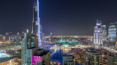Uluslararası Dubai Kongre ve Sergi Sarayı, Lightup ışık gösterisi hava timelapse çatı ve çeşmeler ile şehir merkezindeki cityscape Dubai. Birleşik Arap Emirlikleri bina tek bir büyük ışık ve ses gösterisi ile Dubai şehir Guinness Dünya rekoru kırdı