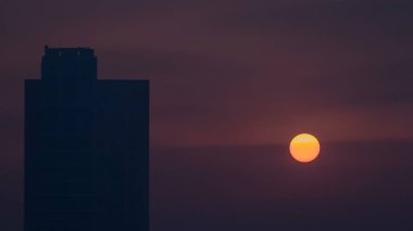 Sisli sabah gündoğumu Dubai timelapse şehir merkezinde. Şehir gökdelenler fütüristik görünümünü sis kaplı. Çatı modern kuleli havadan görünümden. Dubai, Birleşik Arap Emirlikleri