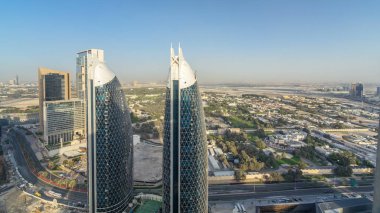Sheikh Zayed Road ve DIFC timelapse Dubai, BAE binaların görünümünü manzarası. Gün batımından önce yukarıdan Finans Merkezi havadan görünümü içinde gökdelenler