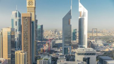 Sheikh Zayed Road ve DIFC timelapse Dubai, BAE binaların görünümünü manzarası. Gün batımından önce yukarıdan Finans Merkezi havadan görünümü içinde gökdelenler