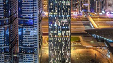 Sheikh Zayed Road ve DIFC gece timelapse Dubai, BAE binaların görünümünü manzarası. Yukarıdan finans merkezi hava görünümünde ışıklandırılmış gökdelenler