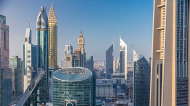 Sheikh Zayed Road ve DIFC timelapse Dubai, BAE binaların görünümünü manzarası. Gün batımından önce yukarıdan Finans Merkezi havadan görünümü içinde gökdelenler