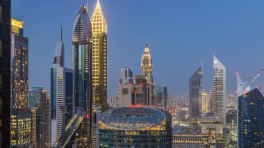 Sheikh Zayed Road ve DIFC gün gece geçiş timelapse Dubai, Birleşik Arap Emirlikleri için binaların görünümünü manzarası. Finans Merkezi güneş battıktan sonra üstten havadan görünümü içinde gökdelenler