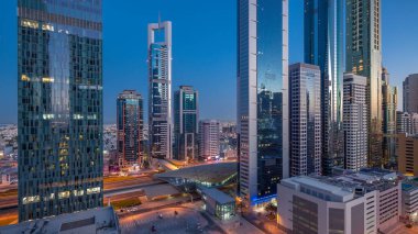 Sheikh Zayed Road ve DIFC gün gece geçiş timelapse Dubai, Birleşik Arap Emirlikleri için binaların görünümünü manzarası. Finans Merkezi güneş battıktan sonra üstten havadan görünümü içinde gökdelenler