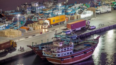 Port Said gece timelapse Dubai, Deira creek, BAE gemisiyle yükleniyor. Birçok eski tekneler ve sokak ışıkları ile yukarıdan hava üstten görünüm