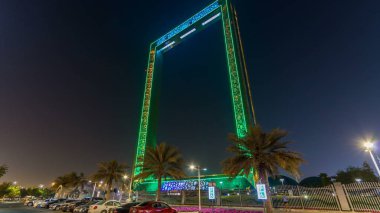 Dubai gece timelapse aydınlatma, yeni BAE cazibe ile bina çerçeve. Aith avuç içi otopark arabadan görüntüleyin. 150 metre yüksekliğinde ve 93 metre genişliğinde ve onun yeni Dubai cazibe çerçeve ölçer