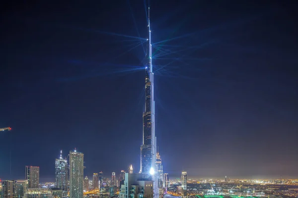 阿联酋 2018年3月 迪拜市中心的城市景观与哈里发 Lightup 光显示空中 Timelapse 从屋顶 在一个单一的建筑上最大的灯光和声音显示阿联酋迪拜城打破了吉尼斯世界 — 图库照片