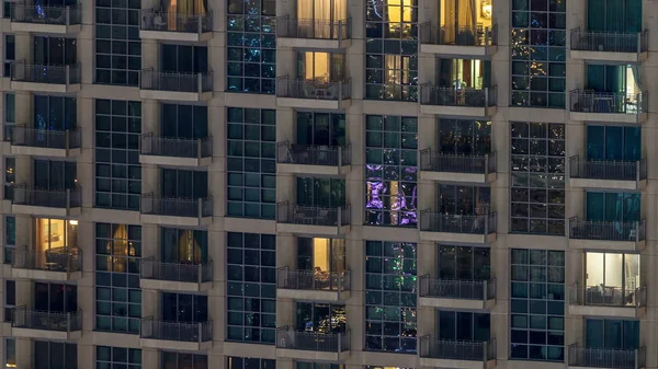 Fenster Des Mehrstöckigen Gebäudes Aus Glas Und Stahl Beleuchtung Inneren — Stockfoto