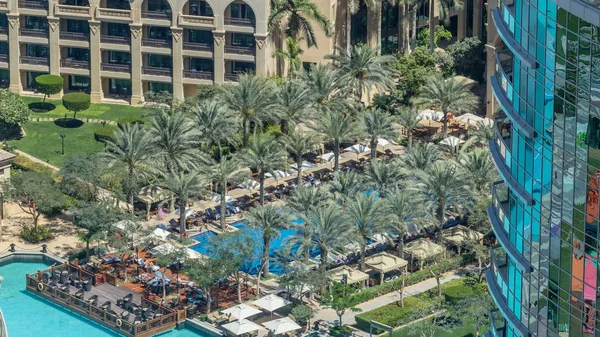 迪拜市中心 Timelapse 豪华的现代建筑和游泳池包围棕榈 未来的城市景观阿拉伯联合酋长国 摩天大楼的空中俯视图 — 图库照片