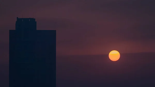 ダウンタウン ドバイ タイムラプスの霧の朝日の出 都市高層ビルの未来像は霧に覆われています 近代的高層ビルの屋上から空撮 ドバイ アラブ首長国連邦 — ストック写真