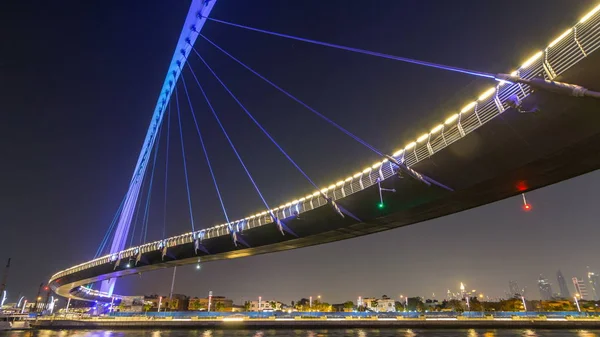 Ponte Pedonal Futurista Sobre Canal Água Dubai Iluminado Hiperlapso Timelapse — Fotografia de Stock