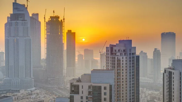 Mistige Ochtend Zonsopgang Het Centrum Van Dubai Timelapse Futuristische Uitzicht — Stockfoto