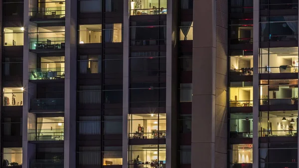 Fenster Des Mehrstöckigen Gebäudes Aus Glas Und Stahl Beleuchtung Inneren — Stockfoto