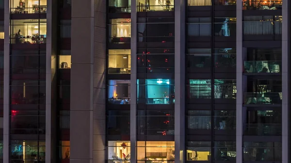 ガラスとスチールの内部照明とタイムラプス内の人の移動の多階建ての建物の窓 ドバイのダウンタウンのモダンな住宅高層ビルの空撮 — ストック写真