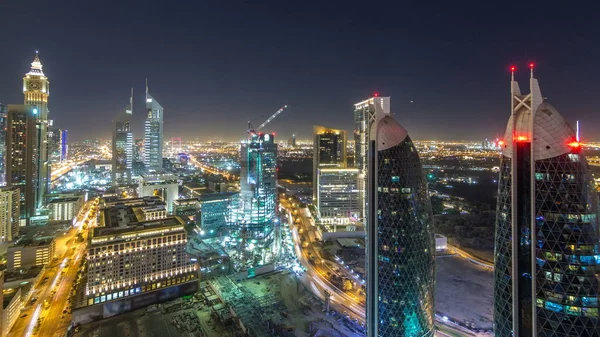 ドバイ アラブ首長国連邦のシェイク ザイード ロードと Difc 夜のタイムラプスの建物のスカイラインを望む 金融センター上から空撮でライトアップされた高層ビル — ストック写真