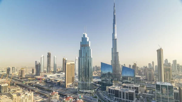 ドバイ アラブ首長国連邦のシェイク ザイード 交通と高層ビルの夕刻を撮影でダウンタウンのスカイライン 近代的高層ビルと超高層ビルの屋上から空撮 — ストック写真