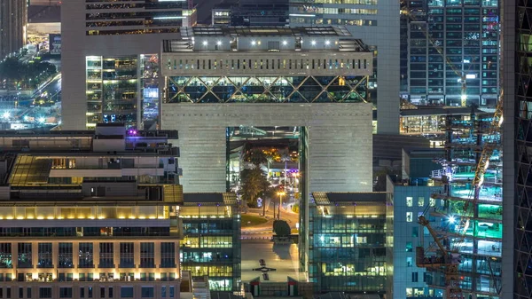 ドバイ アラブ首長国連邦のシェイク ザイード ロードと Difc 夜のタイムラプスの建物のスカイラインを望む 金融センター上から空撮でライトアップされた高層ビル — ストック写真