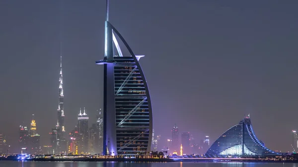 阿联酋迪拜 2018年3月 迪拜的地平线 夜晚与阿拉伯从棕榈 Timelapse 在水中反射的照明摩天大楼 — 图库照片