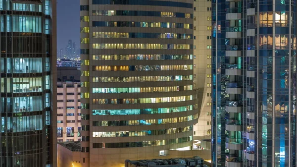 Janelas Edifício Vários Andares Iluminação Vidro Aço Dentro Movendo Pessoas — Fotografia de Stock