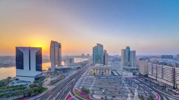 보트와 Timelapse 소통량도로에 건물에서 두바이 풍경입니다 위에서 — 스톡 사진