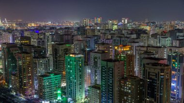 Abu Dabi şehir merkezindeki gökdelenlerle dolu gökdelenlerle dolu bir gökyüzü..