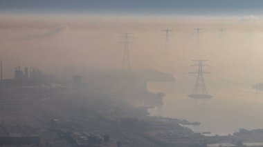 Abu Dabi 'deki yeni Şeyh Halife Köprüsü yukarıdan Birleşik Arap Emirlikleri hava görüntüsü. Sisli bir sabah trafik vardı.