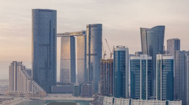 Abu Dhabi, Birleşik Arap Emirlikleri - Mart 2018 yaklaşık: Gökdelenler Abu Dabi timelapse yukarıdan Al Reem adada. Sabah yoğun bir sis ile Al Reem Island Hava citiscape
