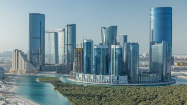 Abu Dabi 'deki Al Reem Adası' ndaki binalar yukarıdan zaman çizelgesi. Al Reem Adası 'nın sabahki hava manzarası gökdelenlerin yansımasını gösteriyor..