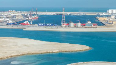 Abu Dabi 'deki sanayi limanı hava sahasında büyük bir kargo gemisi. Arkaplanda deniz