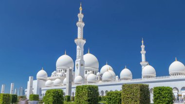 Birleşik Arap Emirlikleri 'nin başkenti Abu Dabi' deki Şeyh Zayed Büyük Camii zaman çizelgesi. Kubbeler ve minarelerle yan manzara. Güneşli bir günde mavi gökyüzü