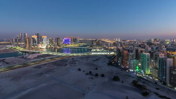 Lotnicza Panorama Centrum Abu Dhabi Góry Dzień Noc Przejście Timelapse — Zdjęcie stockowe