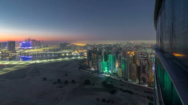Abu Dhabi Stad Skyline Met Verlichte Wolkenkrabbers Voor Zonsopgang Van — Stockfoto